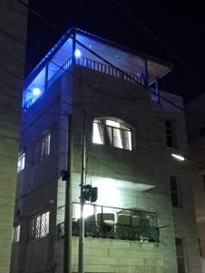 a building with a blue light on top of it at شقة مفروشة مكيفة للايجار بجبل طارق 