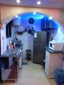 een keuken met een wastafel en een magnetron. bij شقة مفروشة مكيفة للايجار بجبل طارق 