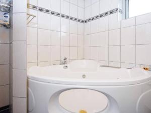 エーベルトフトにある6 person holiday home in Ebeltoftのバスルーム(白いトイレ、シンク付)