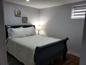 - une chambre avec un lit doté d'une tête de lit noire et d'une fenêtre dans l'établissement Luxurious 1BR-1BA Apartment Bright Spacious with free parking, à Brampton