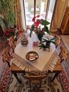 uma mesa com um prato de comida e flores sobre ela em Casa Delle Coccole em Trecastagni