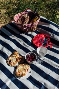 a picnic blanket with food and a basket of fruit at KeepCalm Treehouse far from the civilization 