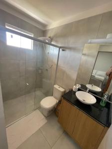ein Bad mit einer Dusche, einem WC und einem Waschbecken in der Unterkunft Pousada Ventos da Serra in Serra de São Bento