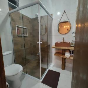 e bagno con doccia, servizi igienici e lavandino. di Quarto para casal, beiramar continental Florianópolis. a Florianópolis
