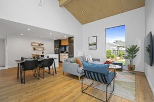 een woonkamer met een bank en een tafel bij The Sanctuary in Rotorua