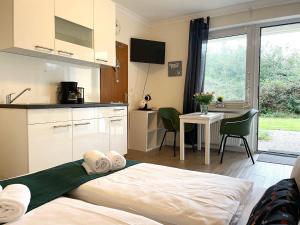 cocina y habitación con cama y mesa en Frauenpreiss-Whg-47, en Cuxhaven