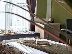 um quarto com uma cama com duas toalhas em Pristina newborn rooms em Pristina
