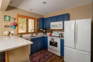 A kitchen or kitchenette at Boyne Mountain Disciples Village Unit 660