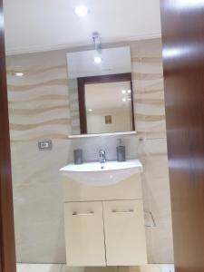 La salle de bains est pourvue d'un lavabo et d'un miroir. dans l'établissement La Mansardina, à Naples