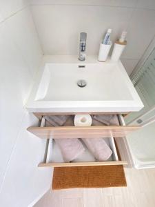 y baño con lavabo blanco y toallas. en The Happy Place, en Marigot