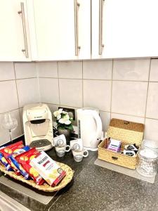 een aanrecht met eten en andere producten erop bij Maida Vale Serenity: 2-Bedroom in Londen