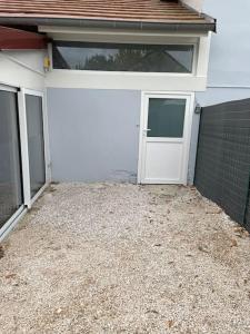 eine weiße Tür eines weißen Hauses mit einem Zaun in der Unterkunft Maison/appartement de campagne in Champvans