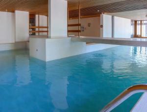 Kolam renang di atau di dekat Charmant logement vue dégagée Jeanne d'Arc