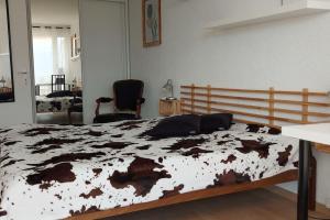 ein Schlafzimmer mit einem großen braunen und weißen Bett in der Unterkunft Charmant logement vue dégagée in Crans-Montana