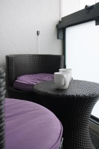 una mesa de ratán con un tazón en la parte superior en Lovely 2R apartment en Oulu