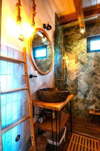 een badkamer met een wastafel en een spiegel bij Forrest Relax & Spa in Rakovac