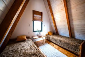 Rakovac的住宿－Forrest Relax & Spa，客房设有两张床和窗户。