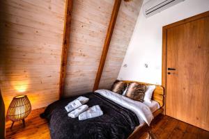 Uma cama ou camas num quarto em Forrest Relax & Spa