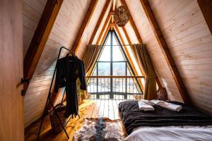 um quarto no sótão com uma cama e uma janela em Forrest Relax & Spa em Rakovac