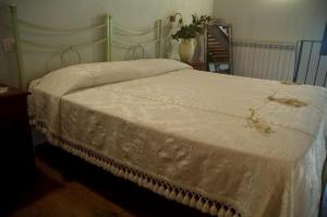 Postel nebo postele na pokoji v ubytování Agriturismo La Burraia vicino a San Gimignano