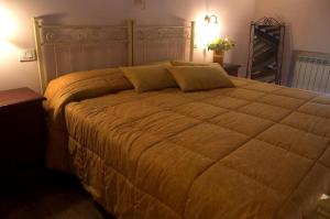 Postel nebo postele na pokoji v ubytování Agriturismo La Burraia vicino a San Gimignano