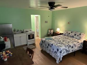A bed or beds in a room at Boat House Studio - Water Front Pets WiFi Smart TV apts