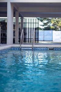 a swimming pool with blue water in a building at Suites Gonzalez, suite 4 in Ciudad Juárez