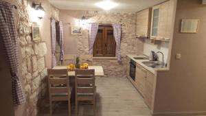 Kuchyň nebo kuchyňský kout v ubytování Apartments Dvor