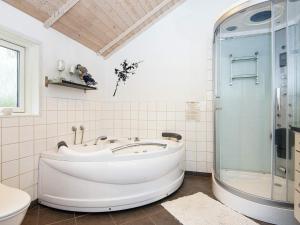 Koupelna v ubytování Three-Bedroom Holiday home in Allingåbro 3 + 17 fotografií