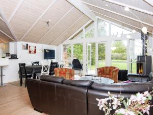 TV a/nebo společenská místnost v ubytování Three-Bedroom Holiday home in Allingåbro 3