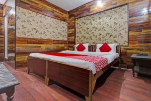 1 dormitorio con 1 cama en una habitación con paredes de madera en Hotel Ab-i-Hayat, en Srinagar