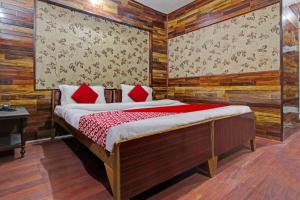 1 dormitorio con 1 cama con paredes de madera en Hotel Ab-i-Hayat, en Srinagar