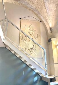 una escalera en un edificio con una pintura en la pared en Accademia Newly Renovated Ancient Abbey, en Florencia