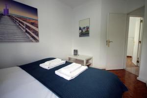 Katil atau katil-katil dalam bilik di Lisbon South Apartment