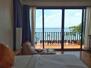 um quarto com uma cama e vista para o oceano em Lipe Sunrise Beach House em Koh Lipe