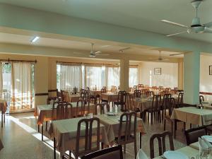 a dining room filled with tables and chairs at Hotel Dora in Termas de Río Hondo