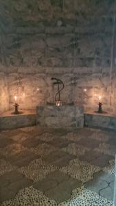 Habitación con bañera y 2 luces en la pared en Chez Kossai Atlas Farm, en Chtawna