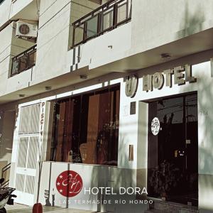ein Gebäude mit einem Schild auf der Seite des Hotels in der Unterkunft Hotel Dora in Termas de Río Hondo
