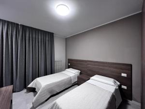 Postel nebo postele na pokoji v ubytování Bella Napoli albergo Chiari
