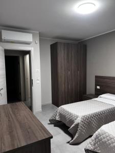 Postel nebo postele na pokoji v ubytování Bella Napoli albergo Chiari