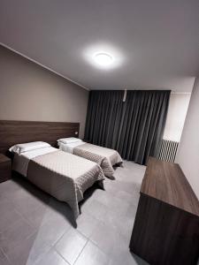 Postel nebo postele na pokoji v ubytování Bella Napoli albergo Chiari