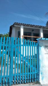 una cerca azul delante de una casa en Casa de Irene en Cabo Frío
