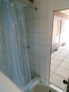 łazienka z prysznicem i wanną w obiekcie Viajes & Vida km0 w mieście San Pedro de Atacama