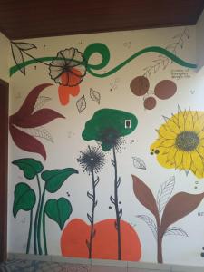 una pared con dibujos de plantas y flores en ella en Singela Casa em Chapada dos Guimarães en Chapada dos Guimarães