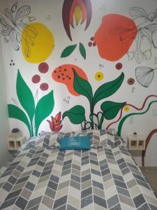 una camera da letto con un murale di verdure di Singela Casa em Chapada dos Guimarães a Chapada dos Guimarães
