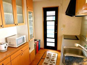 Cuisine ou kitchenette dans l'établissement JOY IN民宿两站关西机场一站奥莱，整租，提供机场接送服务,步行可达便利店、免税购物中心、药妆店