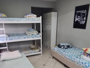 ブルメナウにあるHostel Oktoberfest casa laranjaの二段ベッドが2つある部屋