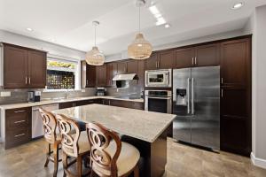 Kuchyň nebo kuchyňský kout v ubytování Private House Rental! Classic, Elegant, Comforting