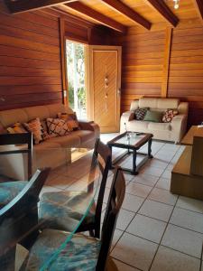 a living room with a couch and a table at Sitio Santa Lucia in Santa Teresa