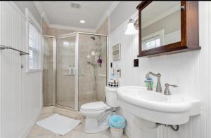 Bilik mandi di EmerywoodGetaway HPU +16 gambar